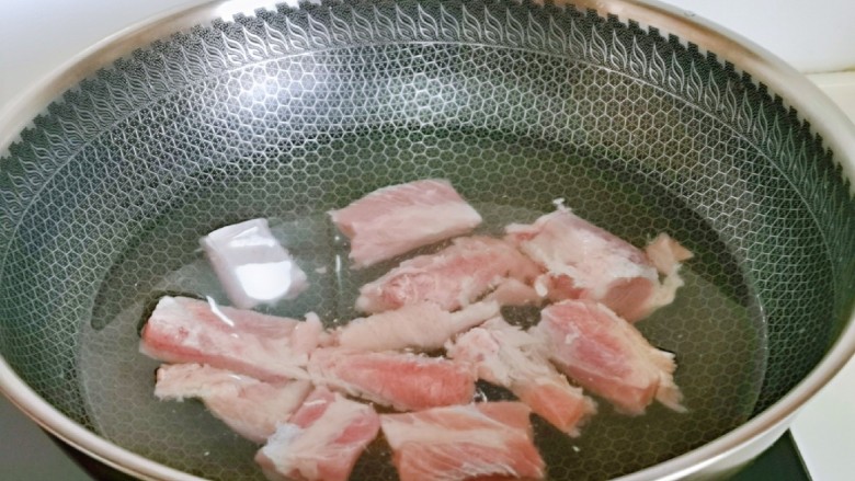 四季豆烧排骨,<a style='color:red;display:inline-block;' href='/shicai/ 959'>肋排</a>焯水:冷水下锅,大火烧开煮2分钟,捞出冷水冲洗干净,淋干水分备用。
