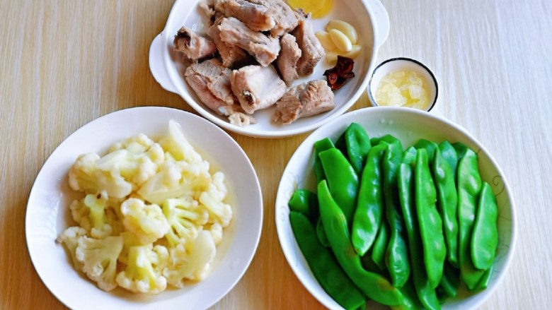 四季豆烧排骨,准备好,姜蒜及香料,<a style='color:red;display:inline-block;' href='/shicai/ 866'>冰糖</a>。