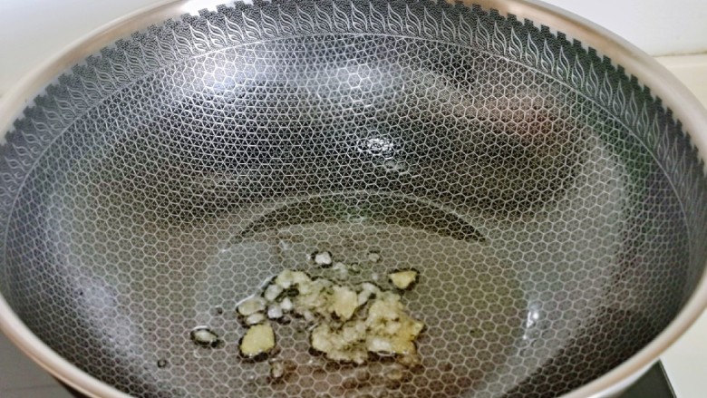 四季豆烧排骨,起油锅,加入冰糖小火融化至褐色。