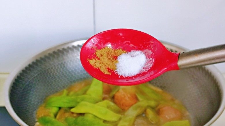 四季豆烧排骨,按个人口味加入盐,<a style='color:red;display:inline-block;' href='/shicai/ 829'>十三香</a>。