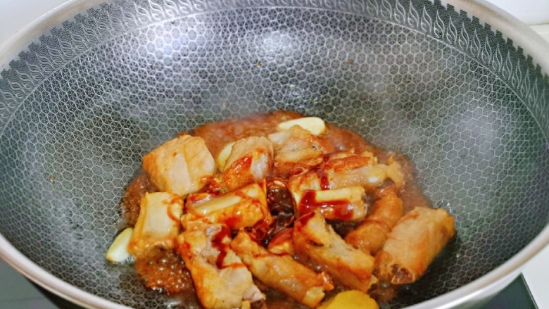 四季豆烧排骨,再加入<a style='color:red;display:inline-block;' href='/shicai/ 788'>生抽</a>，<a style='color:red;display:inline-block;' href='/shicai/ 721'>蚝油</a>翻炒1分钟。