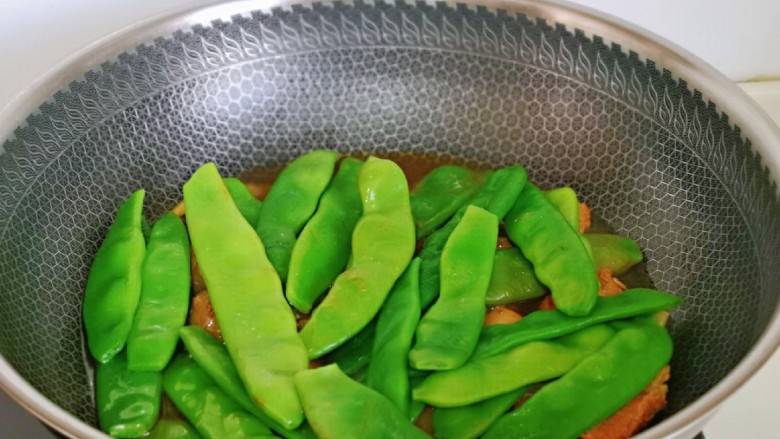 四季豆烧排骨,排骨炖烂后,加入焯水的豆角,炖10分钟。