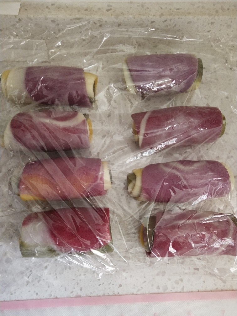 高颜值彩色蛋黄酥,再卷起来,盖上保鲜膜松弛20分钟
