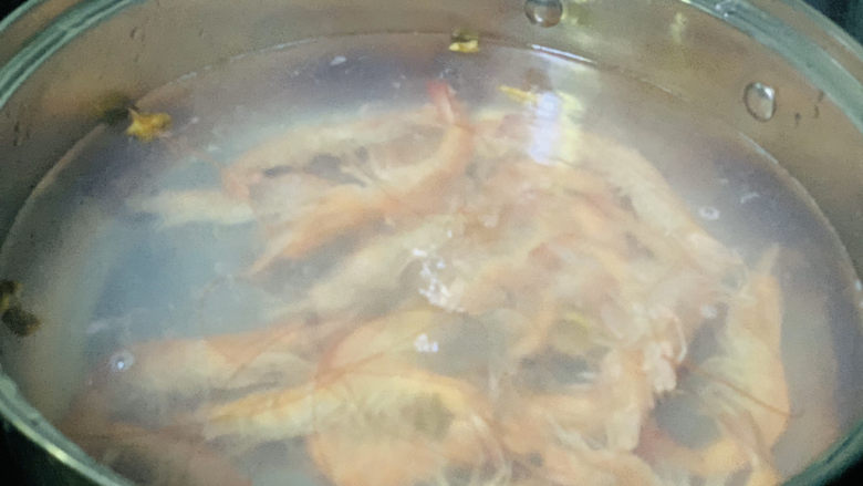 明虾鸡爪煲,锅里加水,加姜片,加<a style='color:red;display:inline-block;' href='/shicai/ 718'>料酒</a>,煮沸,加明虾焯水;