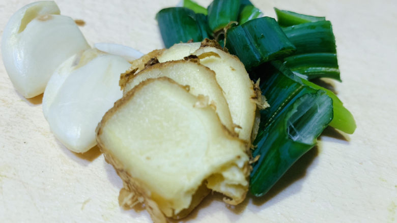 明虾鸡爪煲,辅料:姜片,<a style='color:red;display:inline-block;' href='/shicai/ 2998'>大葱叶</a>,蒜瓣,洗净待用;