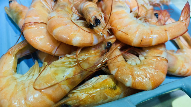 明虾鸡爪煲,先盛入碗里;