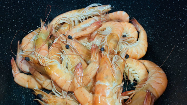 明虾鸡爪煲,锅里加1勺油,热锅,加入明虾炒香;
