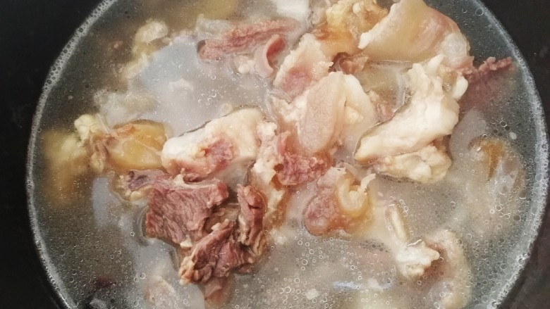 筋头巴脑锅,泄压后,一起倒入砂锅。