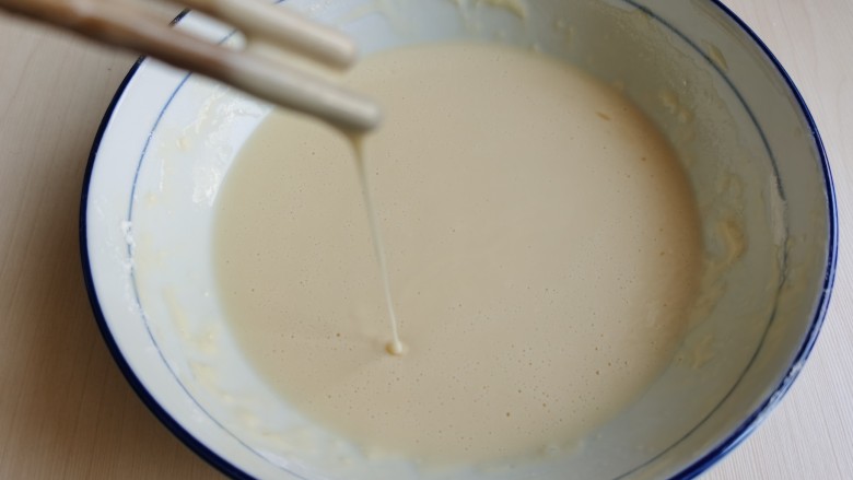 炸香椿鱼,如果想要炸好的香椿挂糊多一点,就少加点水,让面糊稠一点;想要挂糊少一点,就把面糊调的稍微稀一点,但是不可太稀,太稀就挂不住面糊了。