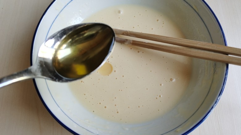 炸香椿鱼,再加入一勺食用油,搅拌均匀。