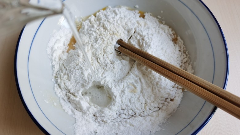 炸香椿鱼,加入适量的冷水,搅拌成面糊状。