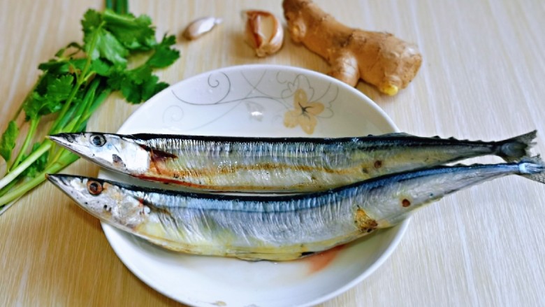 红烧秋刀鱼,准备食材,量根据个人胃口增加。