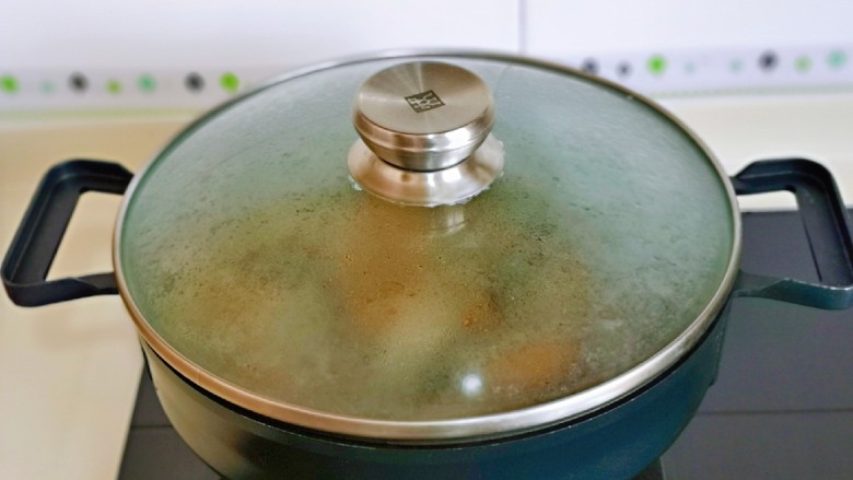 红烧秋刀鱼,盖上盖子,将鱼烧熟。