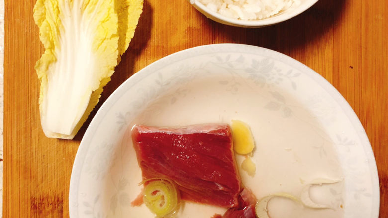 珍珠圆子,所需食材如同,<a style='color:red;display:inline-block;' href='/shicai/ 414'>猪肉</a>提前用葱姜水泡15分钟去腥