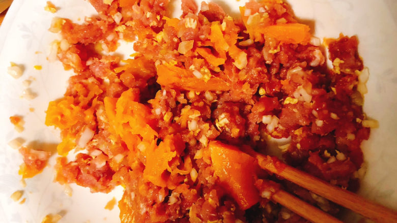 珍珠圆子,加入蒸熟的南瓜,搅拌均匀