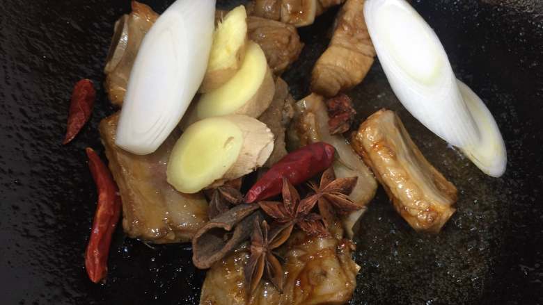 四季豆烧排骨,放入排骨翻炒上色,加入大料炒香