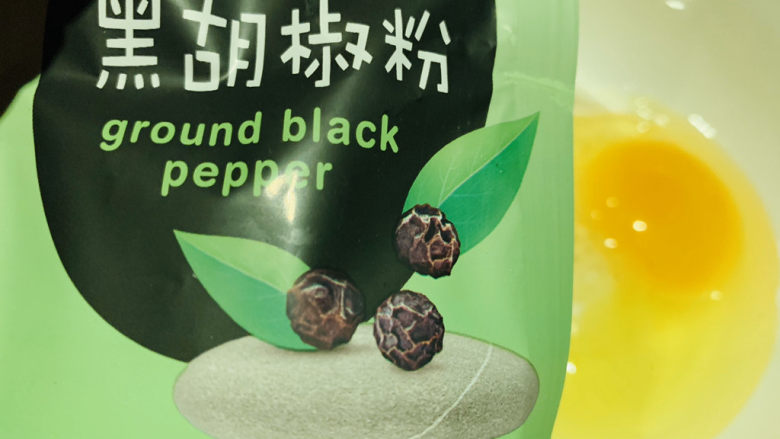 炸香椿鱼,加黑胡椒粉;