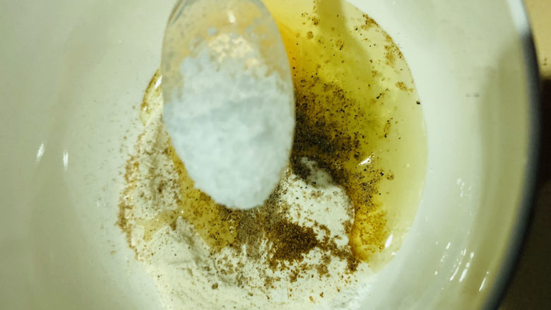 炸香椿鱼,加盐;