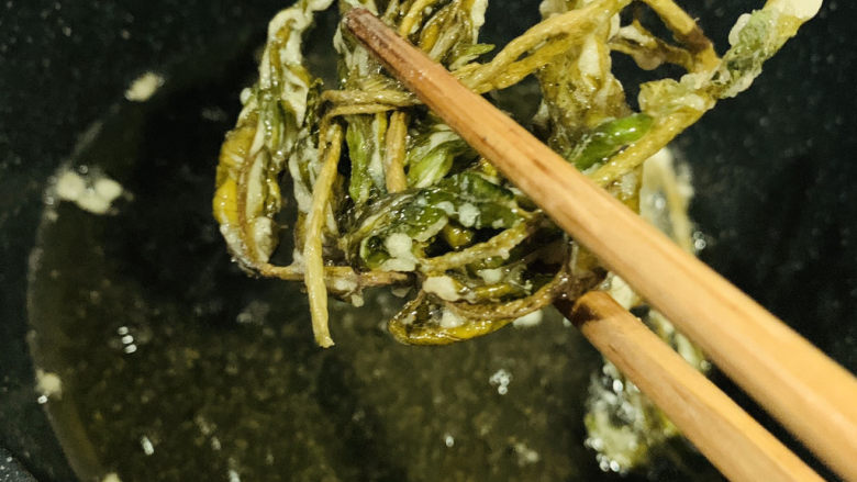 炸香椿鱼,两面微黄,夹起;