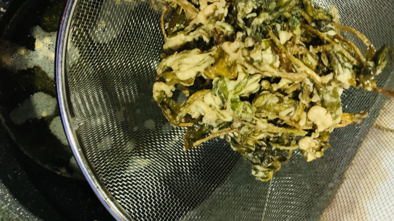 炸香椿鱼,全部炸完,再倒入油里,翻炸一次;
