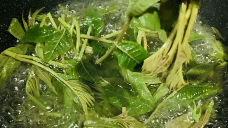 炸香椿鱼,锅加水烧沸,加少许盐和油,下香椿焯水30秒,捞出;