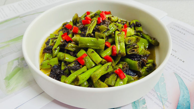 橄榄菜炒四季豆,橄榄菜炒四季豆鲜香浓郁,端上桌立马秒光