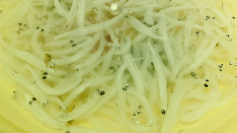 炸银鱼,洗净;