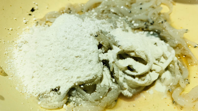 炸银鱼,加<a style='color:red;display:inline-block;' href='/shicai/ 519'>面粉</a>和淀粉;