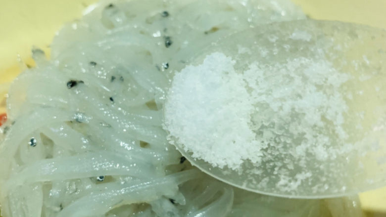炸银鱼,加盐;