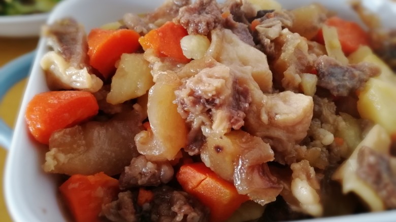 筋头巴脑锅,汤汁泡米饭,一碗接一碗。
