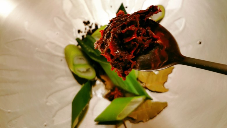 四季豆烧排骨,起油锅 放入所有辅料炒香 放入<a style='color:red;display:inline-block;' href='/shicai/ 46964'>郫县豆瓣酱</a>