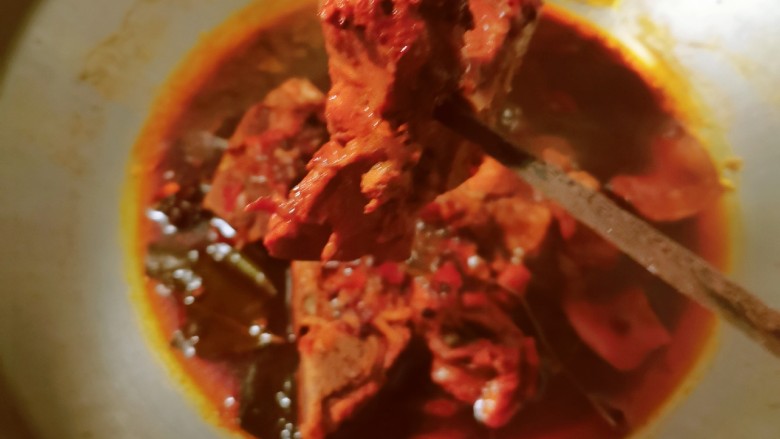 四季豆烧排骨,加盖烧 烧至用筷子轻轻穿透 排骨已经熟了