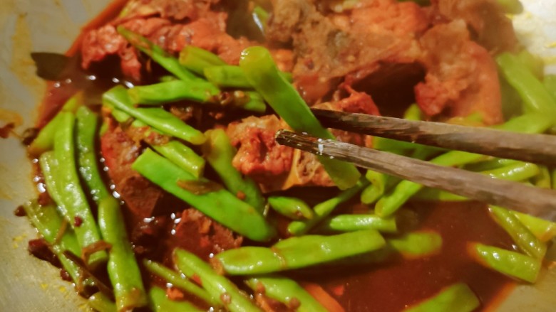 四季豆烧排骨,用剩余的汤汁将四季豆焖制熟透 收汁