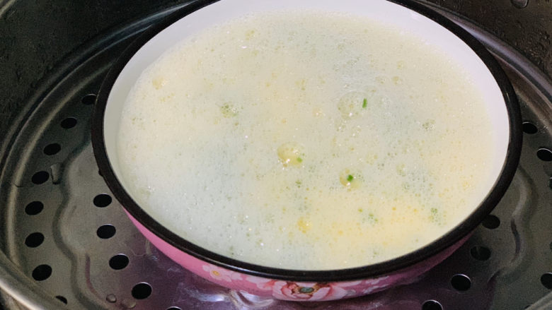 银鱼蒸蛋,锅里之前先烧开水,调中小火,放上打好的蛋液,盖住锅盖;