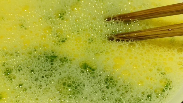 银鱼蒸蛋,同一个方向,打出泡沫;