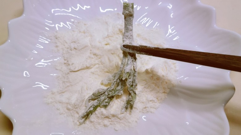 炸香椿鱼,香椿在剩余面粉里滚一圈