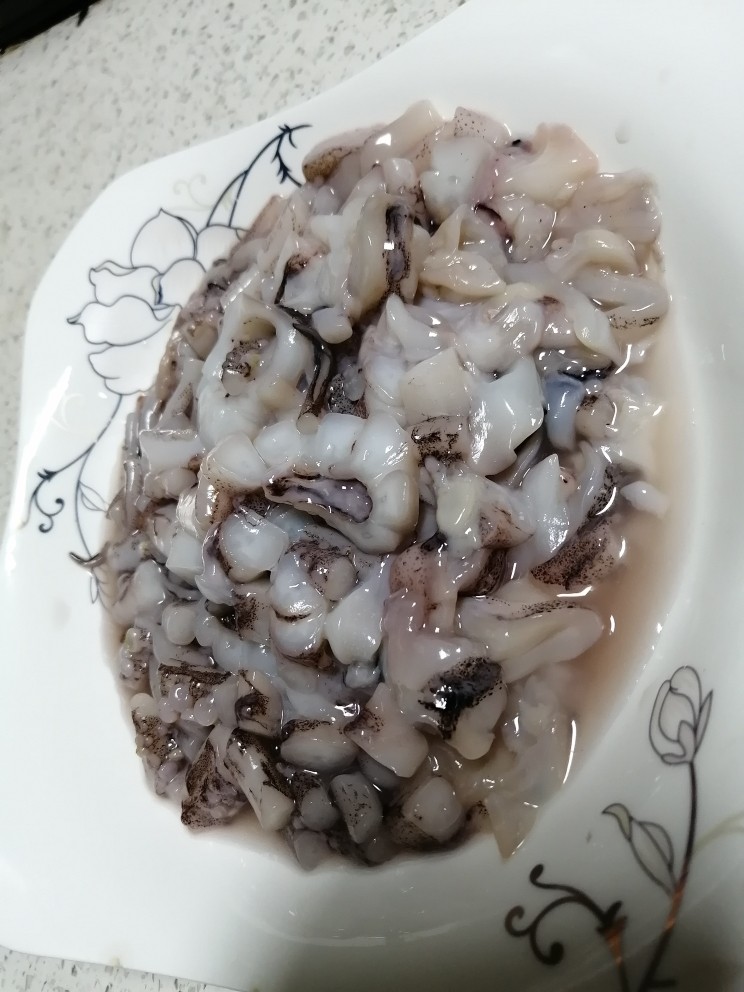香辣鱿鱼须,<a style='color:red;display:inline-block;' href='/shicai/ 5972'>鱿鱼须</a>头洗干净,切好备用