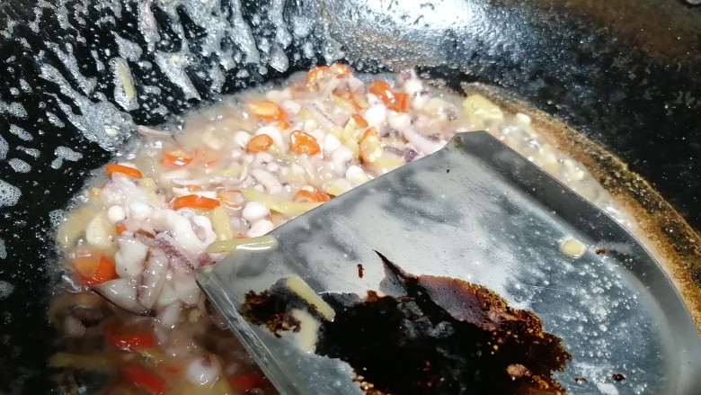 香辣鱿鱼须,加适量酿造酱油,翻炒