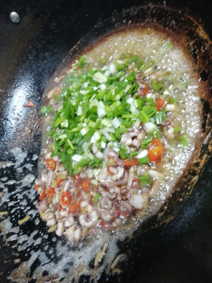香辣鱿鱼须,快收汁了,加入<a style='color:red;display:inline-block;' href='/shicai/ 3250'>葱</a>花继续翻炒