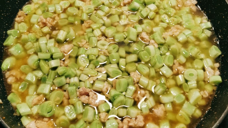 橄榄菜炒四季豆,倒入2小碗清水