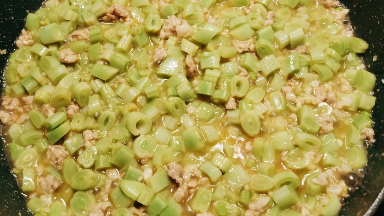 橄榄菜炒四季豆,炒至汤汁变少 四季豆熟透
