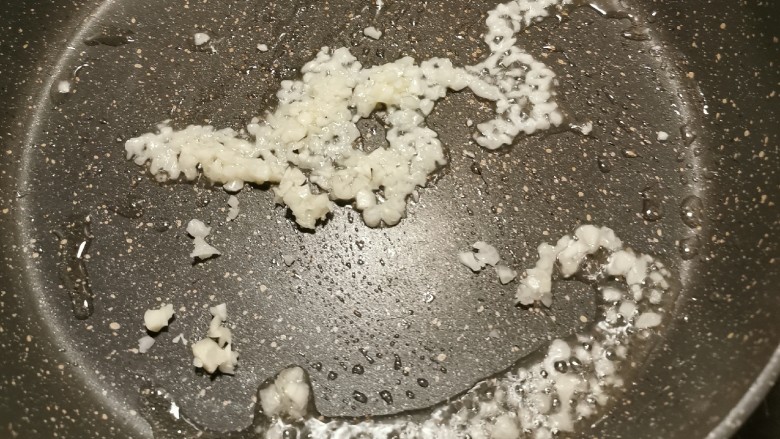 橄榄菜炒四季豆,起油锅 油热后放入蒜末 翻炒出香味