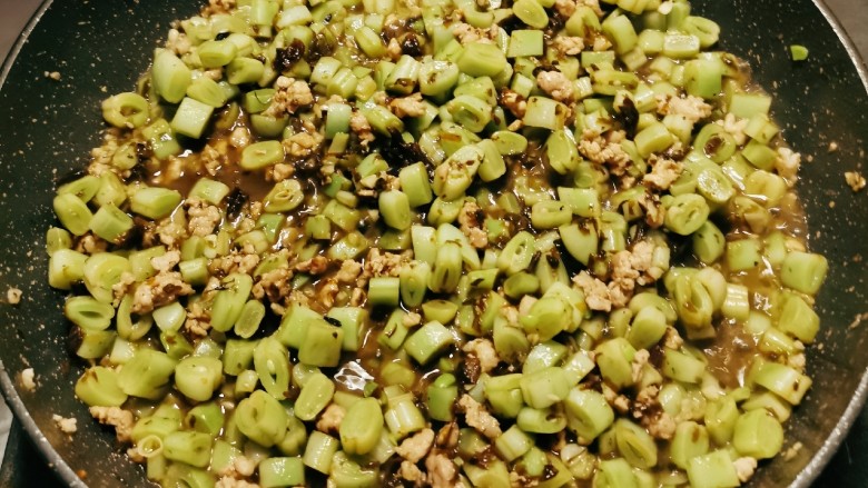 橄榄菜炒四季豆,翻炒均匀 试试口味 添加适量盐调味