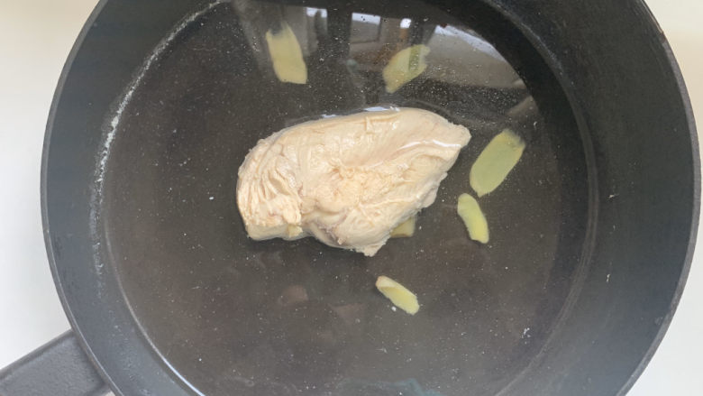 凉拌芹菜胡萝卜鸡丝,20分钟后,待鸡肉煮熟,将开水倒掉,用冷水浸泡