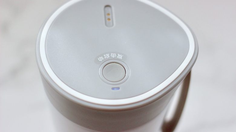 火龙果西米露,盖上盖子,双击按钮开始榨汁。