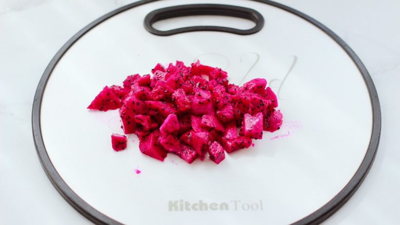 火龙果西米露,<a style='color:red;display:inline-block;' href='/shicai/ 608'>火龙果</a>去外皮后,用刀切成小丁。