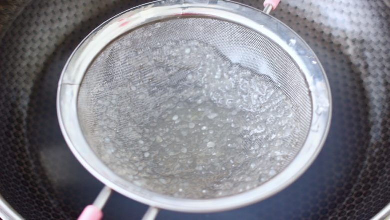 火龙果西米露,直至把西米煮成透明状态,捞出过冷水,防止粘连。