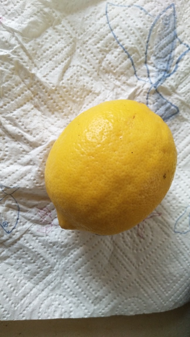 草莓酱,用盐搓洗皮,冲洗净