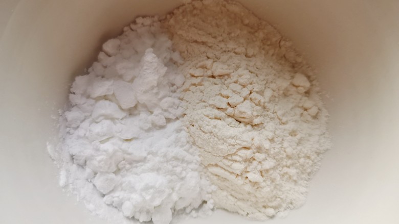 炸香椿鱼,碗中加适量面粉,玉米淀粉