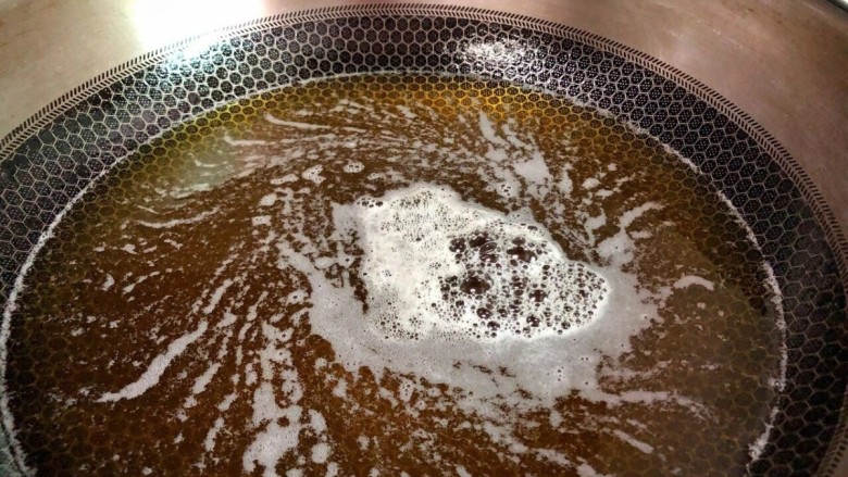 椒盐皮皮虾,锅中倒入多一点油炸起来比较容易,烧至七成熟,倒入裹好淀粉的皮皮虾